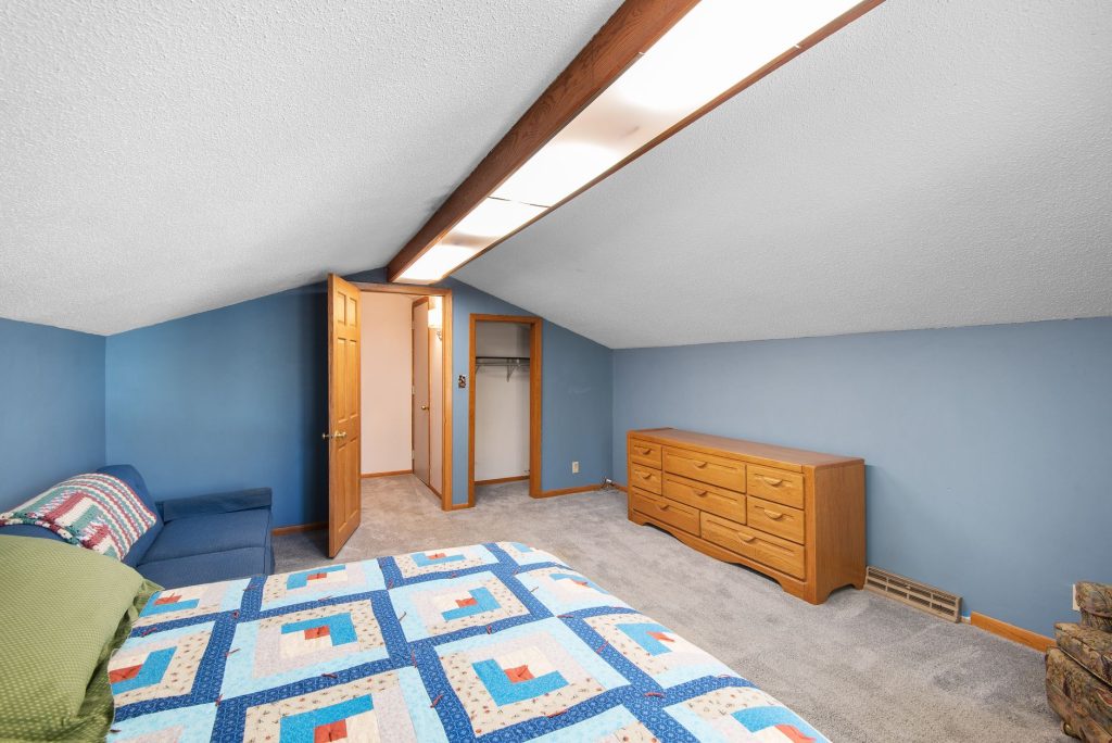 Mur d’accent bleu orageux dans une chambre cosy