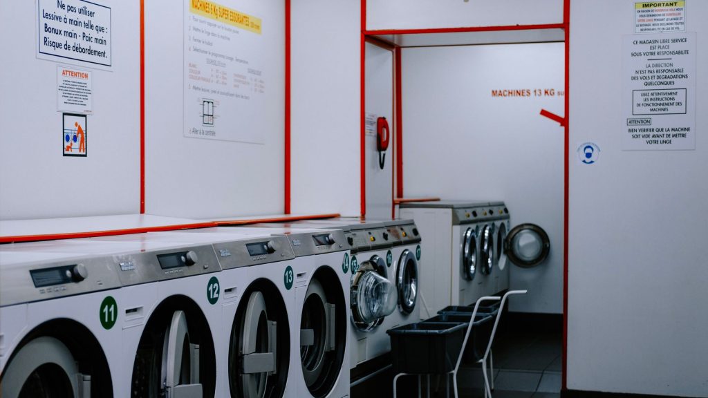 Lave-linge dans une buanderie bien ventilée
