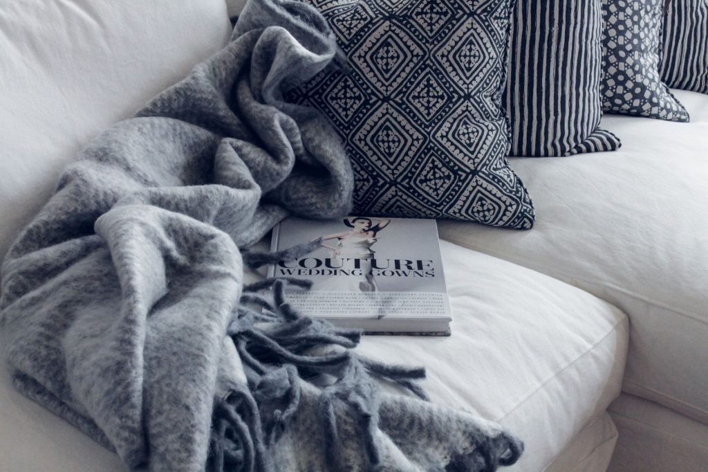 Canapé confortable avec coussins et plaid