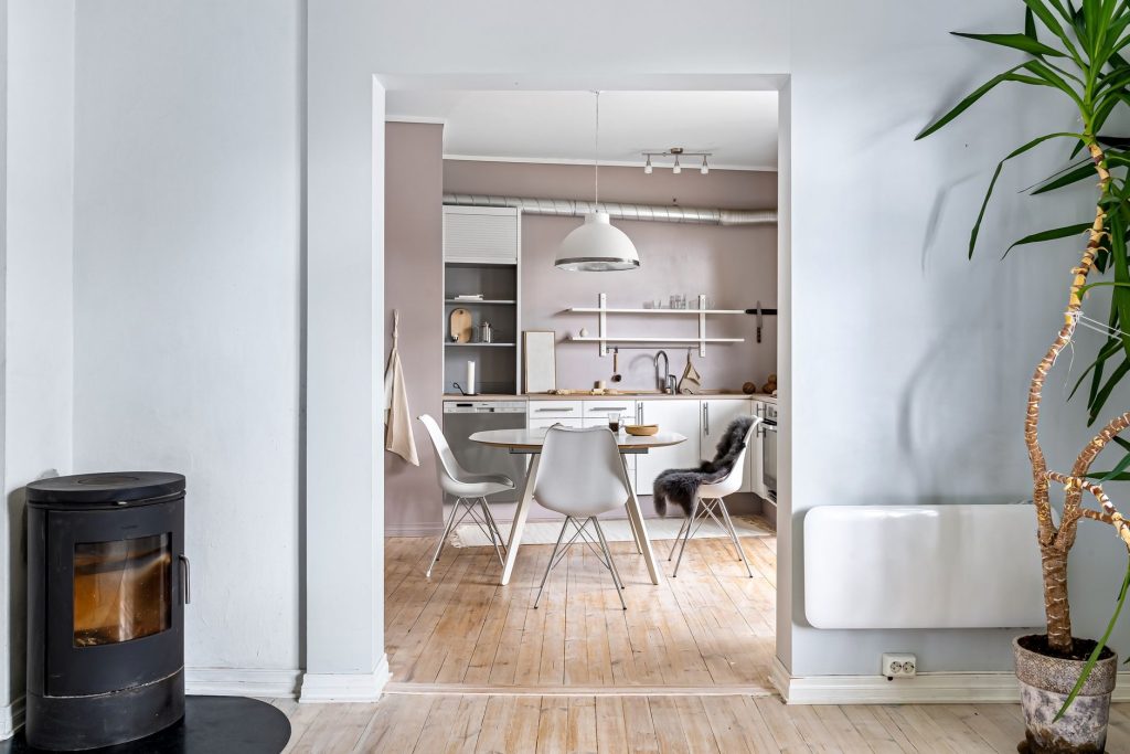 Salon cosy aux teintes chaudes et textiles moelleux