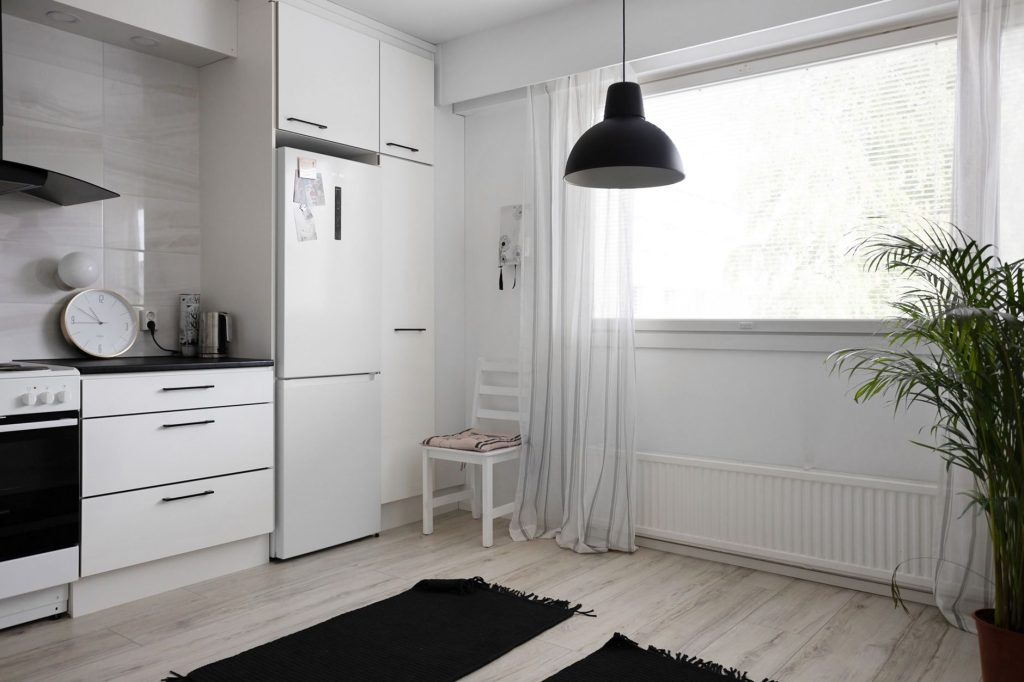 Cuisine ouverte lumineuse de style scandinave donnant sur le séjour