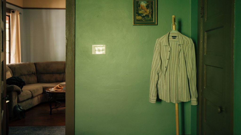 Mur peint en vert sauge dans un salon lumineux, tendance couleur 2026