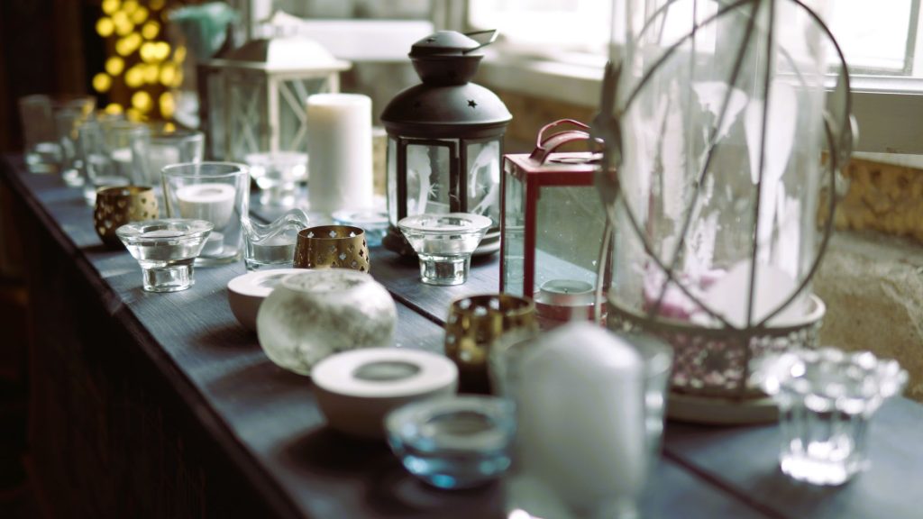 Lanternes et photophores décoratifs abritant des bougies dans un intérieur chaleureux