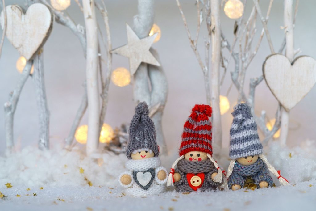 Déco de Noël intérieure épurée de style scandinave avec sapin naturel