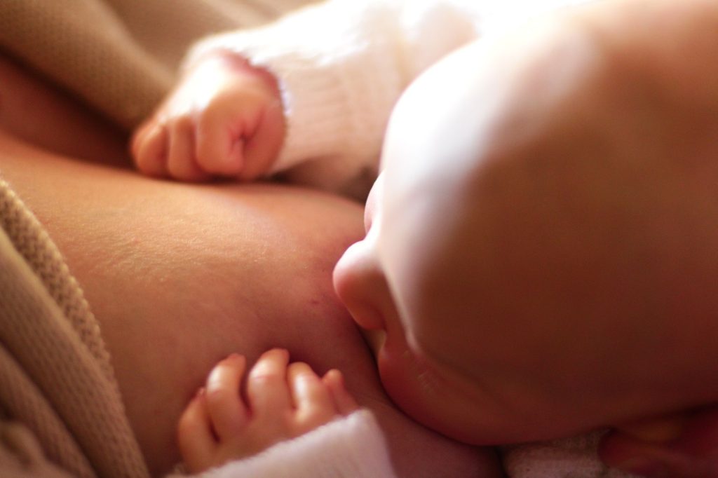 Maman allaitant son nouveau-né dans une position confortable