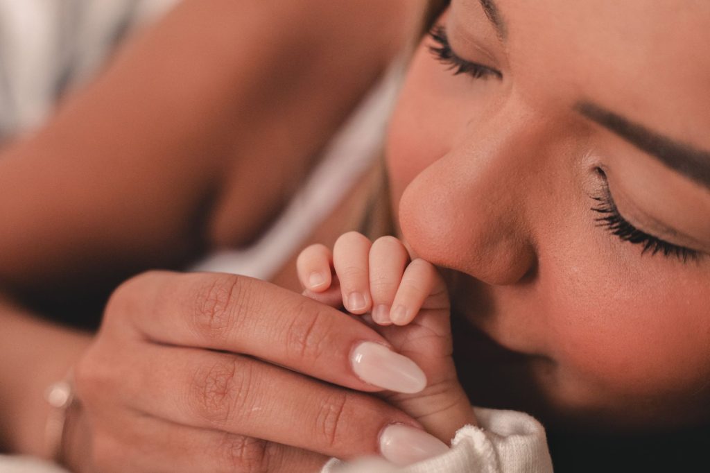 Mère et bébé en peau à peau après la naissance