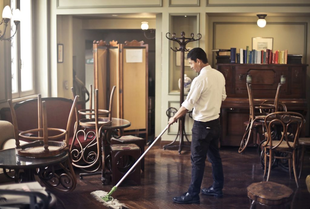 Nettoyage d un parquet en bois avec une serpilliere microfibre