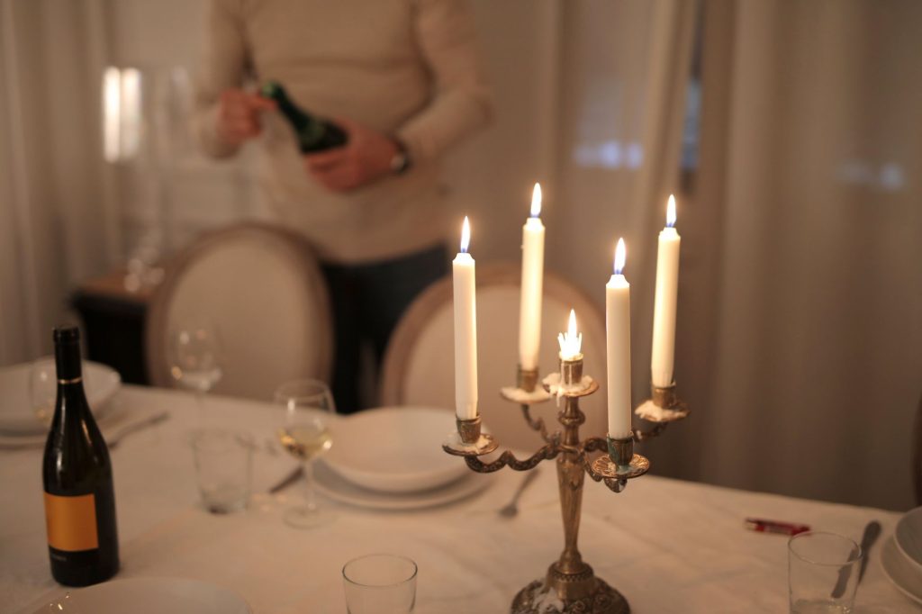 Table dressée dans une ambiance chaleureuse aux bougies