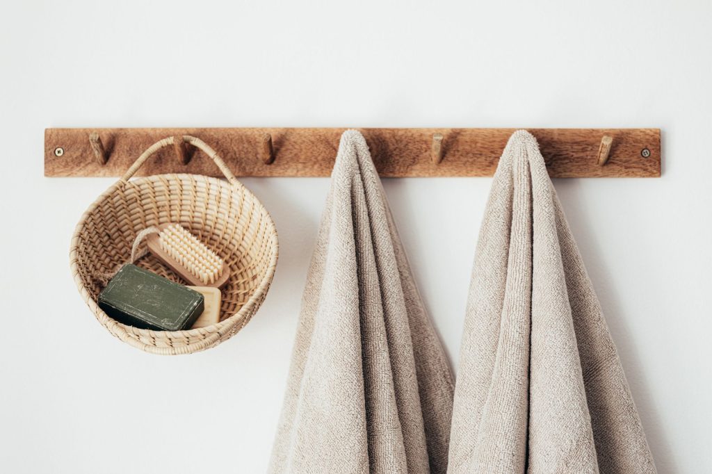 Serviettes pliées et paniers de rangement organisés dans une salle de bain
