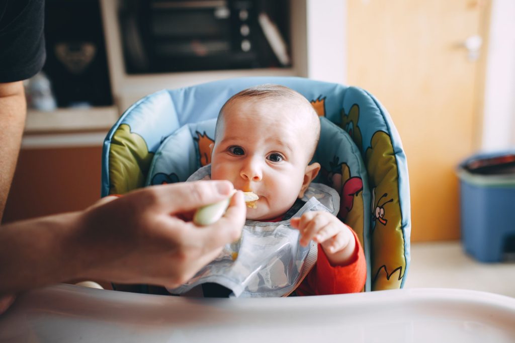 Bol de purée de légumes maison pour la diversification alimentaire de bébé posé sur une table