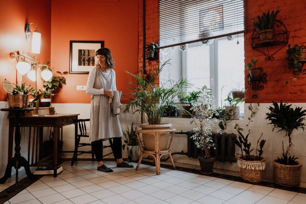 Mur terracotta chaleureux dans un intérieur naturel