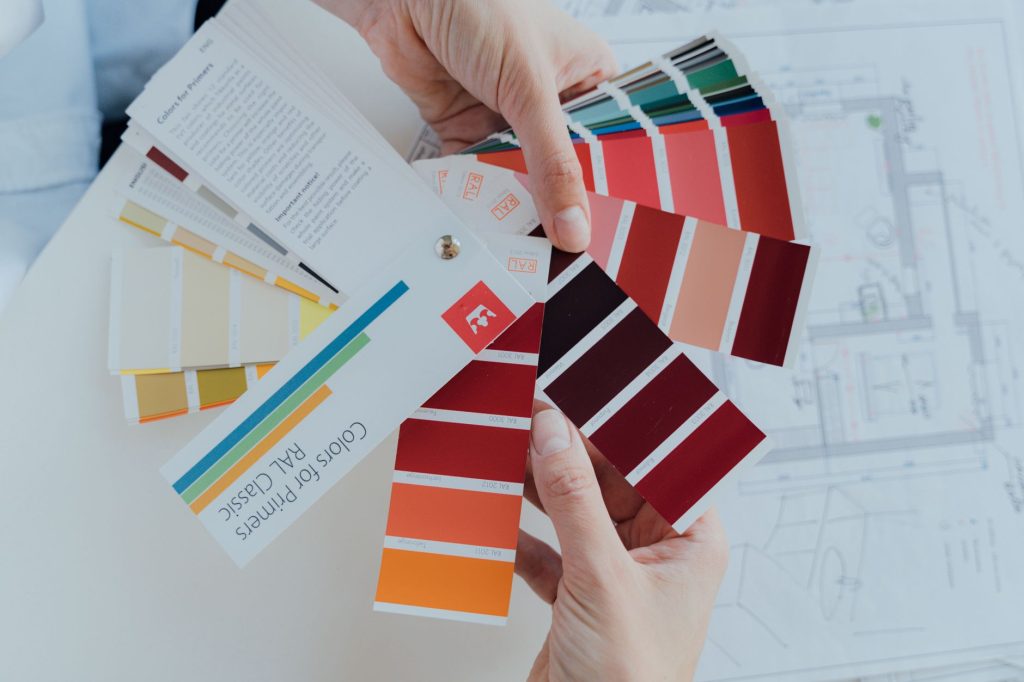 Échantillons de peinture pour tester les couleurs murales