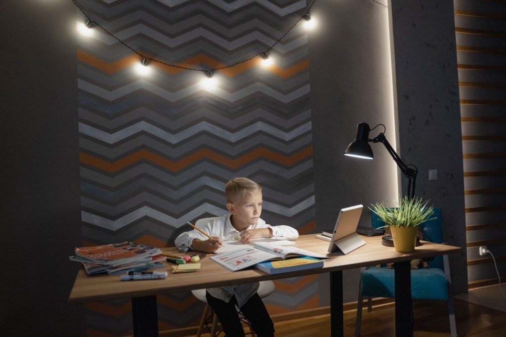 Espace bureau d'enfant avec chaise et rangements pour le travail scolaire