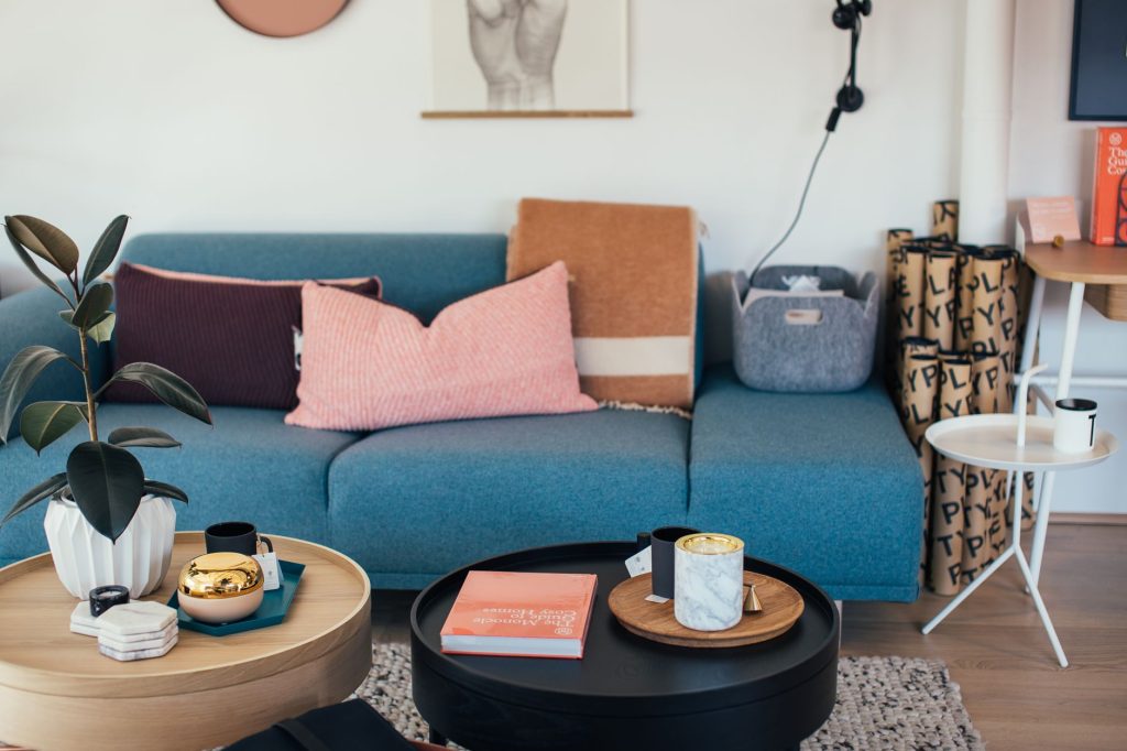 Canapé scandinave avec coussins dans un intérieur cosy