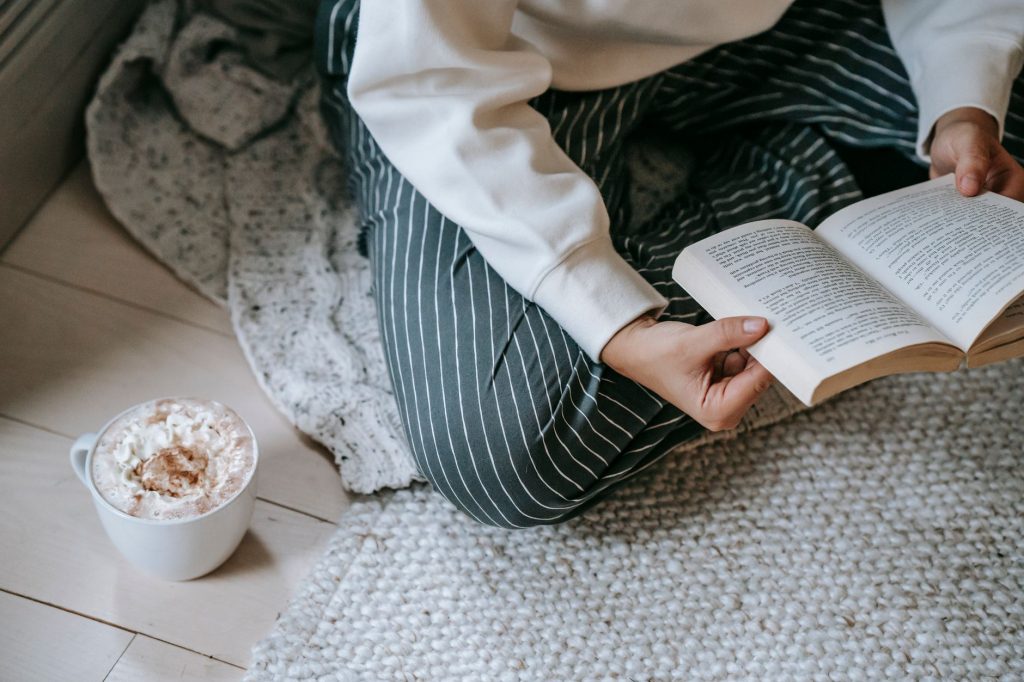 Coin lecture douillet avec plaid et lumière tamisée