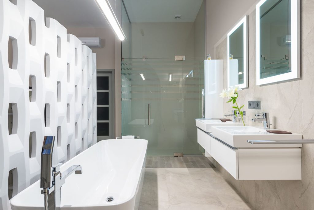 Salle de bain lumineuse et bien ventilee