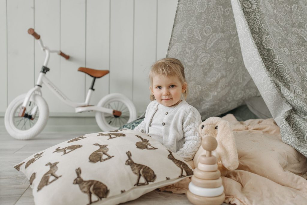 Chambre d'enfant lumineuse au style scandinave avec mobilier en bois clair
