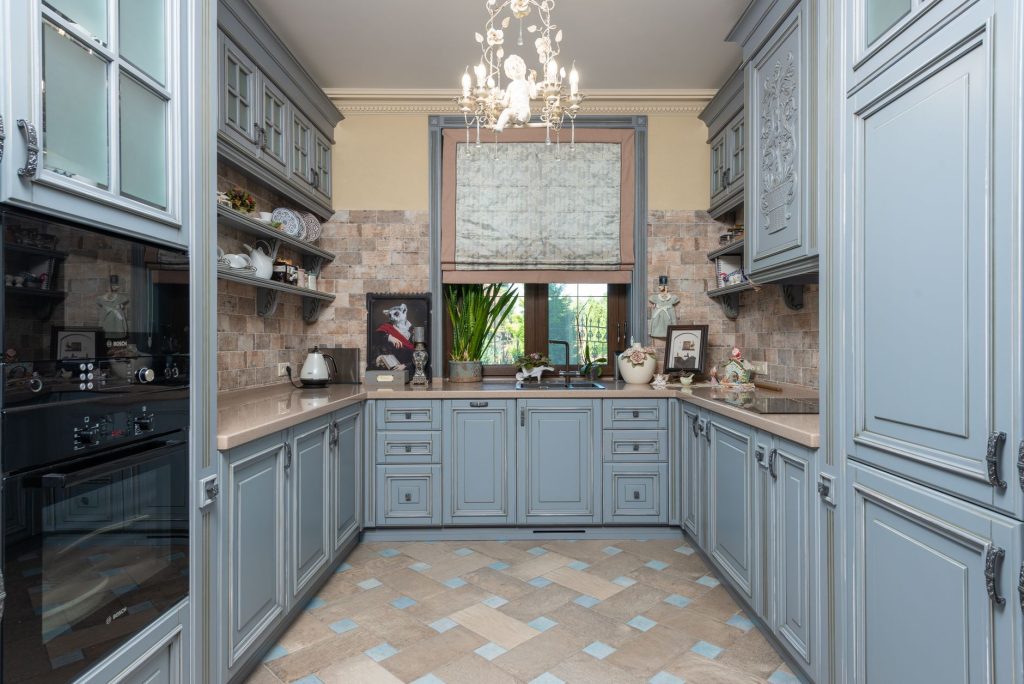 Cuisine fermée classique séparée du reste du logement