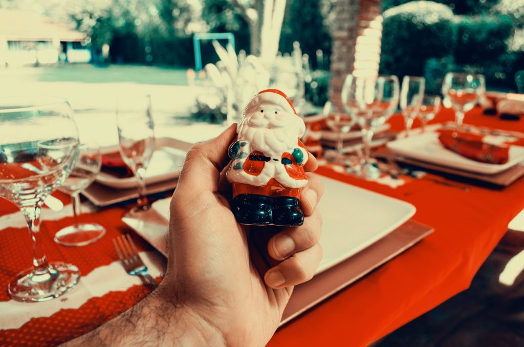 Table de Noël dressée avec une décoration sobre et chaleureuse