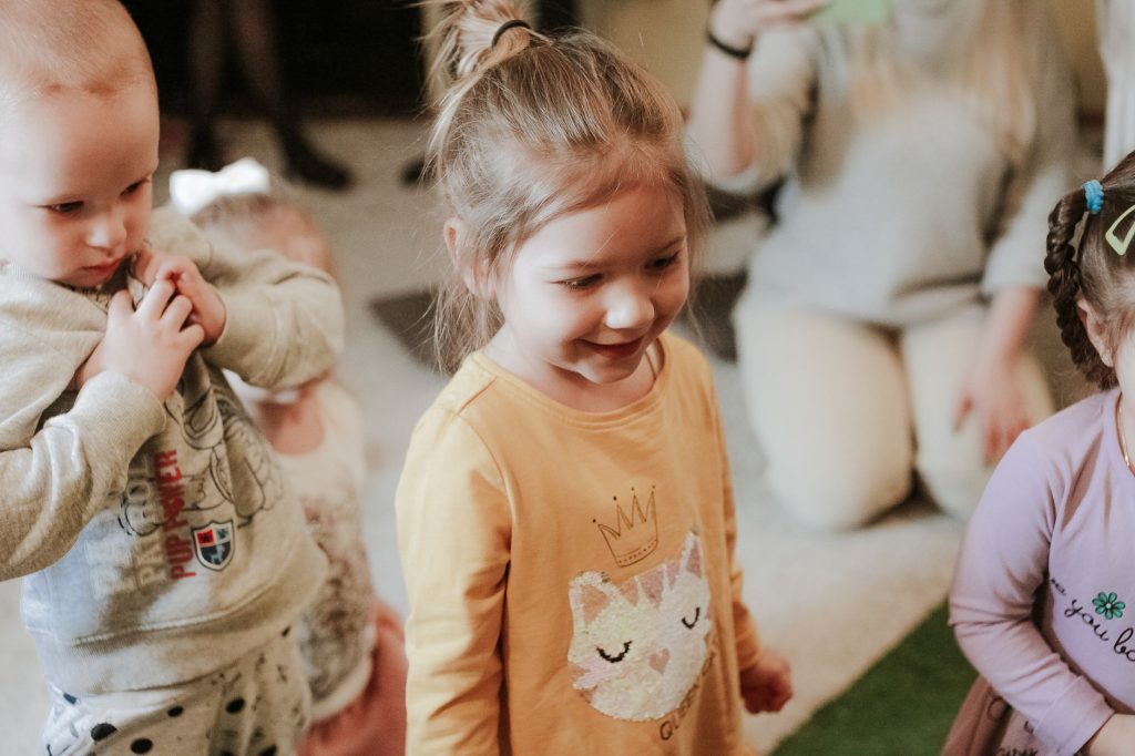 Groupe de jeunes enfants accueillis en crèche