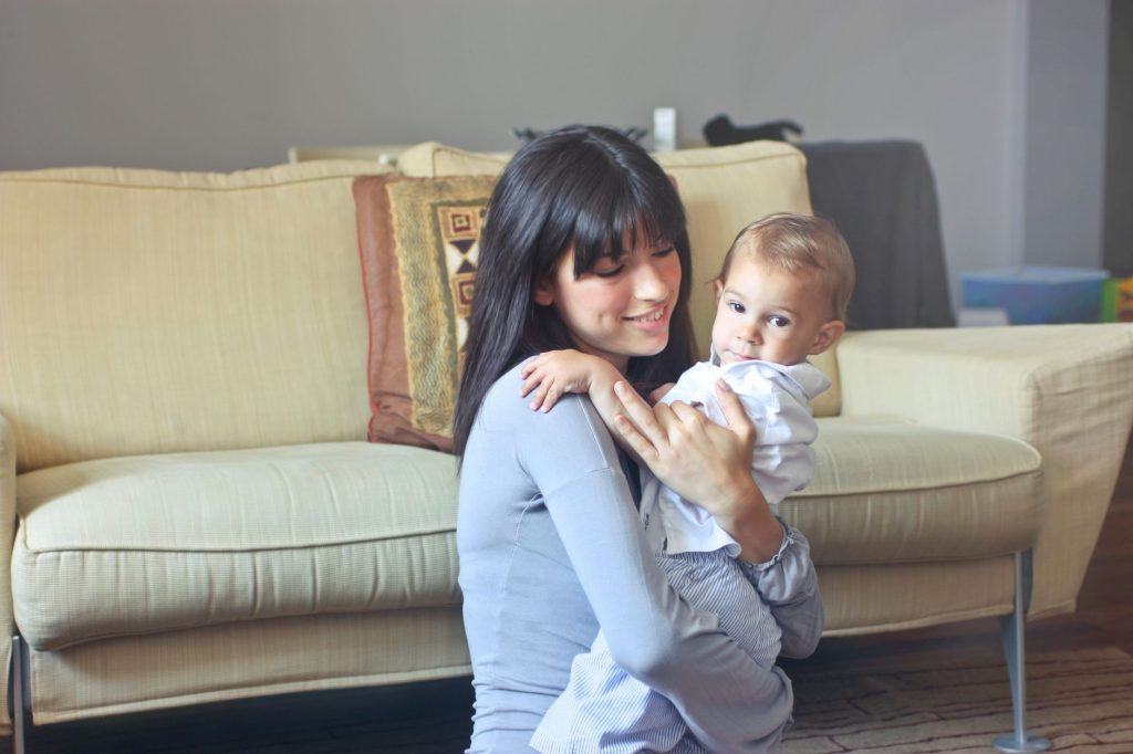 Professionnelle de la petite enfance jouant avec un bébé